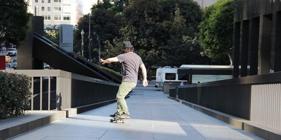 skater urbano patinando en las calles