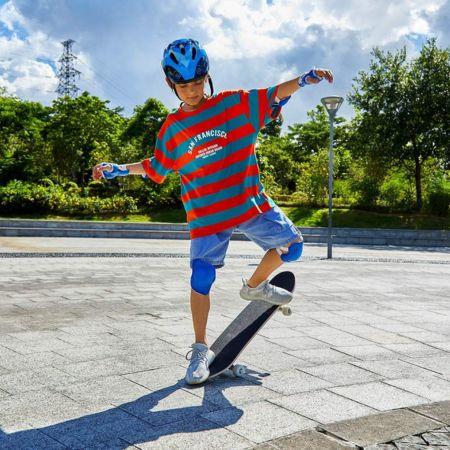 Niño realizando un truco de skateboarding con un colorido skate Hikole, demostrando agilidad y estilo